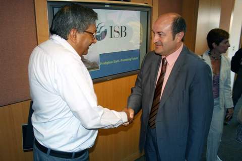 Argazkia: Ortuzar eta Rango Rao,Hyderabadko Indian School of Businessko dekanoa
