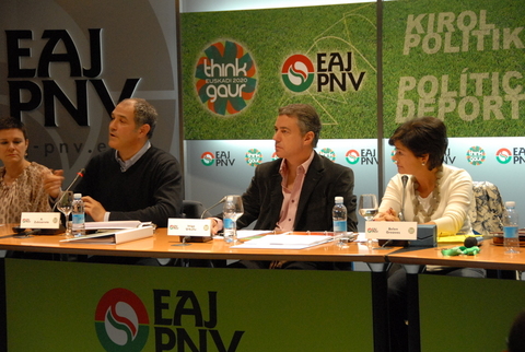 Foto: Intervencin de Andoni Zubizarreta 