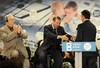 Argazkia: Iigo Urkulluk Juan Jose Ibarretxe Lehendakaria agurtzen du