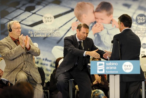 Argazkia: Iigo Urkulluk Juan Jose Ibarretxe Lehendakaria agurtzen du