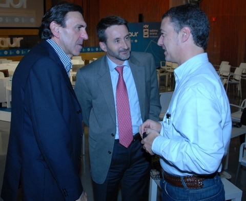 Argazkia: Iigo Urkullu,  Jon Azua eta Josu Jon Imazekin 