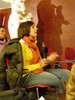 Argazkia: Partaide batek eztabaidan parte hartzen du 