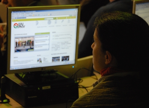 Argazkia: Partaide bat lanean www.eaj-pnv.eu web orrialde berriarekin