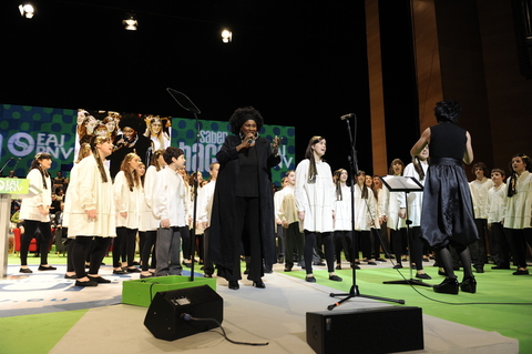 Foto: Una actuacin musical al final del acto 
