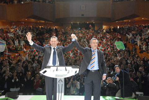 Foto: El saludo de Iigo Urkullu y el lehendakari Ibarretxe 