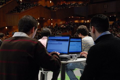 Foto: Los blogeros retransmitiendo el acto por medio de las nuevas tecnologas 