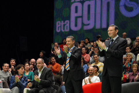 Foto: Iigo Urkullu y el Lehendakari Ibarretxe saludan a los asistentes al acto 